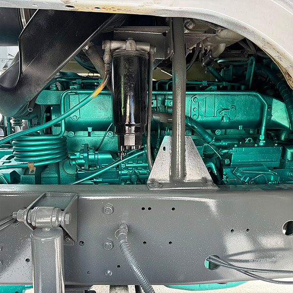 Détails du déchargement de la remorque blanche Volvo 2