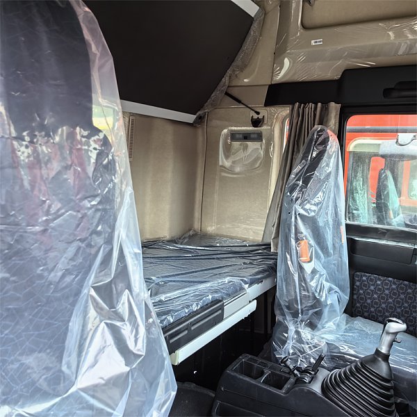 Détails du camion tracteur Sinotruk 6x4 orange 6
