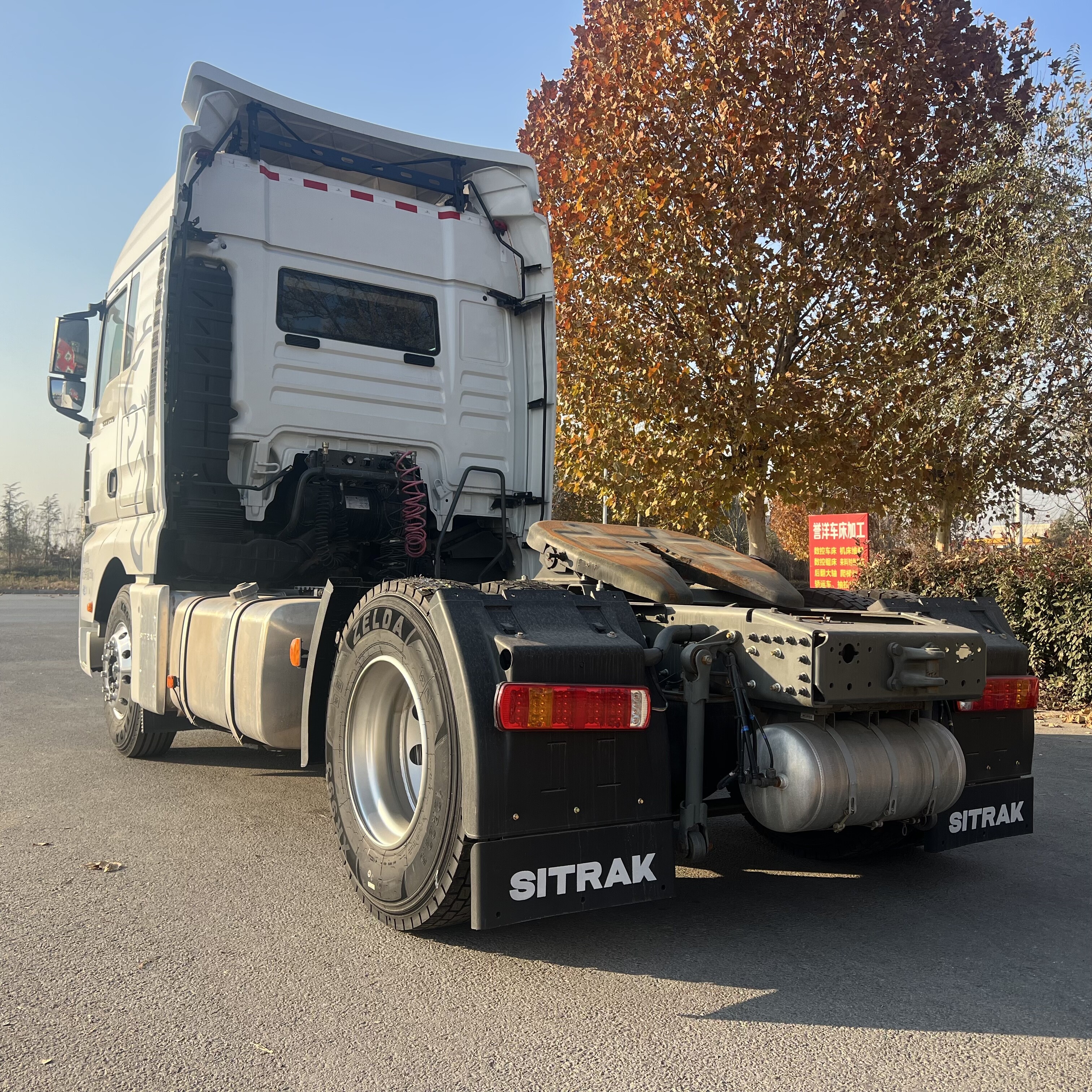 Tête de tracteur diesel SINOTRUK SITRAK C7H 4x2 d'occasion, moteur principal automatique efficace pour la logistique régionale