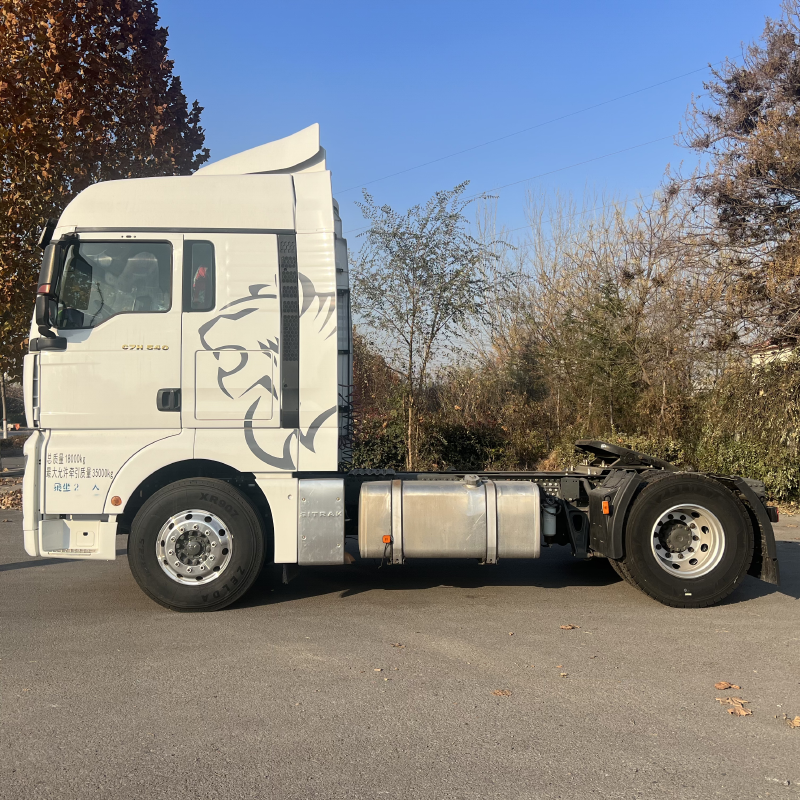 Tête de tracteur diesel SINOTRUK SITRAK C7H 4x2 d'occasion, moteur principal automatique efficace pour la logistique régionale