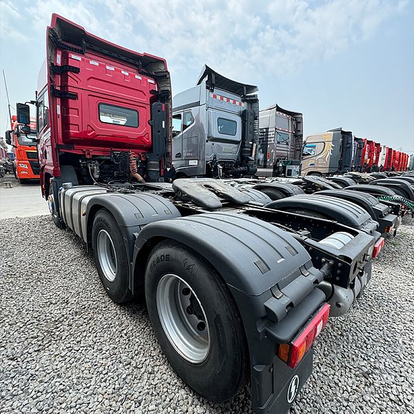 Détails du tracteur rouge Shaanxi X5000 6