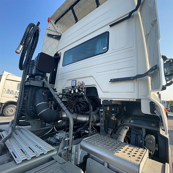 Détails du tracteur blanc Howo 4x2 1