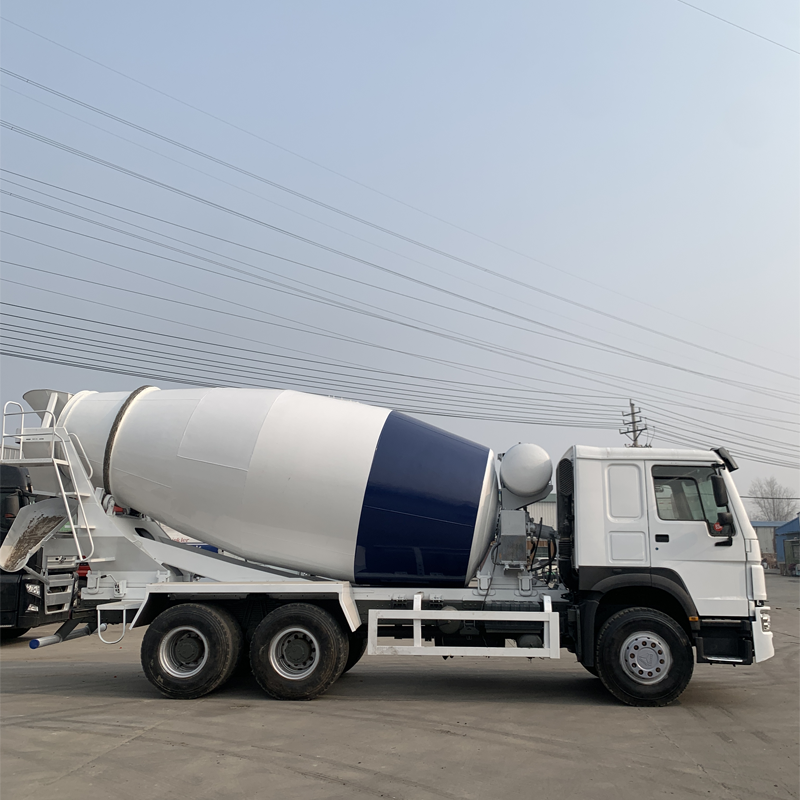 Camion malaxeur à béton