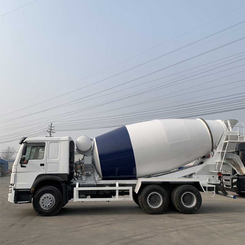 Camion malaxeur à béton