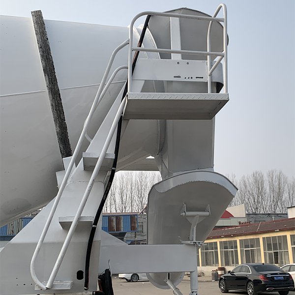 Bétonnière blanche Haowo détail1
