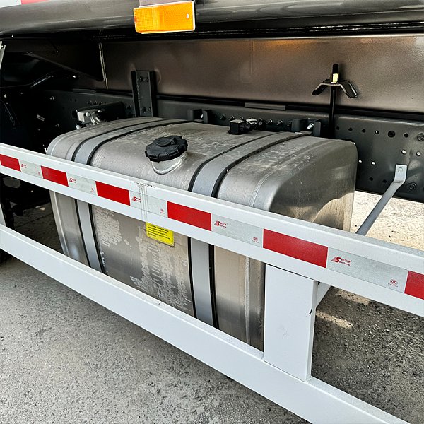Détails de la citerne blanche 8x4 豪8383