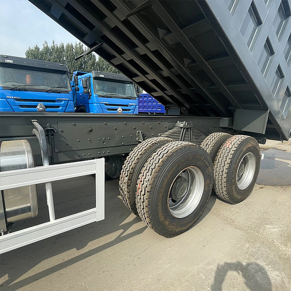 6x4 benne grise détaillé4