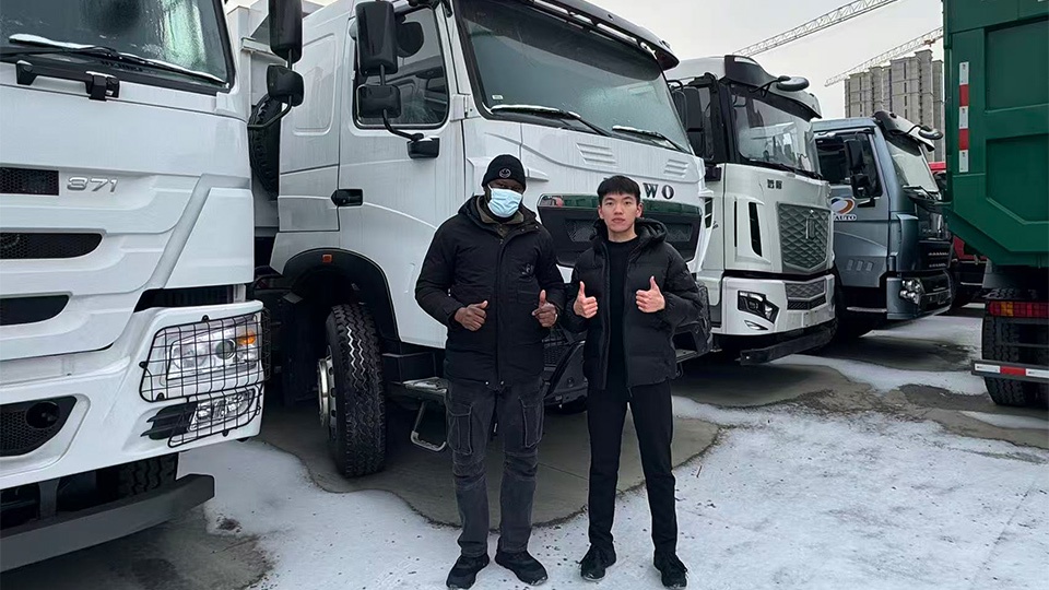 Des clients du Mali ont visité l'usine pour acheter des camions-bennes Howo 6x4.