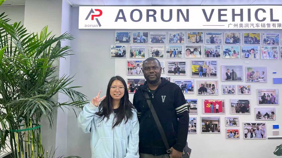 Un client nigérian signe un contrat d'achat sur place pour le camion malaxeur à béton Shaanxi Automobile H3000S 8x4.
