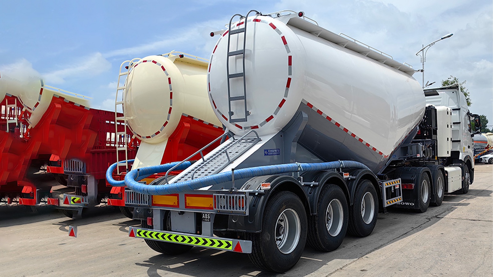 Semi-remorque pour le transport de tuyaux en béton