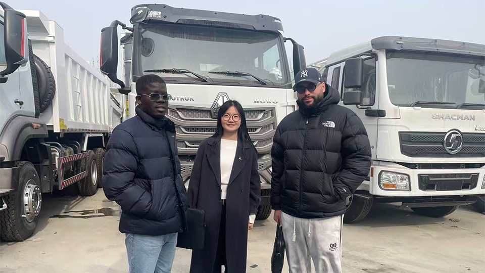 Le Sénégal signe un contrat pour l'achat de camions-bennes Howo 6x4.