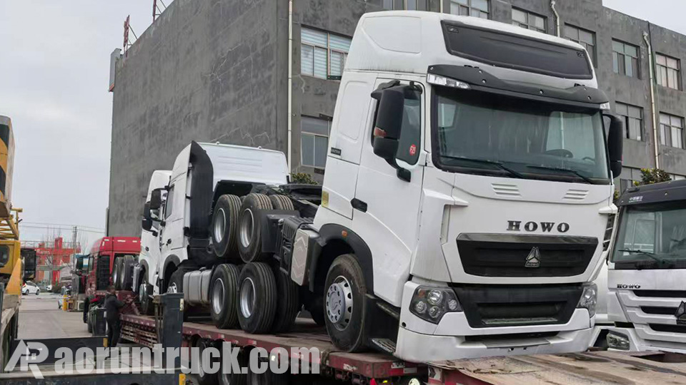 Cinq camions tracteurs Howo T7H ont pris la route pour le Ghana.