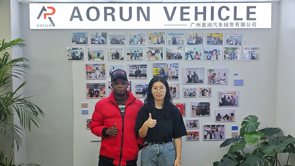 Des clients nigérians visitent une semi-remorque à plateau bas à trois essieux Des clients nigérians visitent une semi-remorque à plateau bas à trois essieux