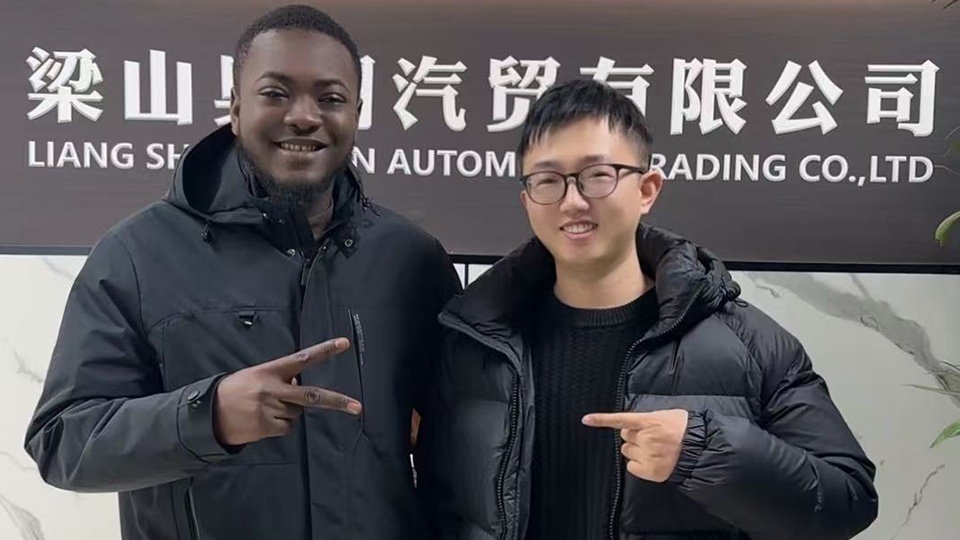 Des clients somaliens visitent Aorun pour une remorque plateforme à 3 essieux