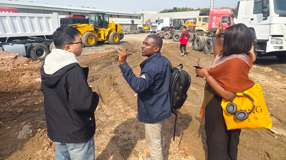 Les clients namibiens effectuent une inspection approfondie des camions-citernes Howo 6x4