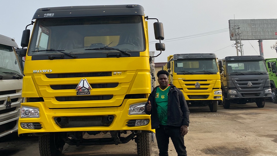 Un client zimbabwéen effectue une visite sur site et commande des camions bennes HOHAN 6x4