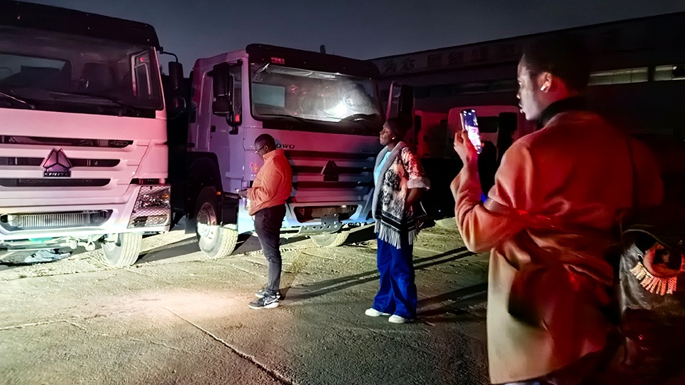 Un client angolais rend visite à Aorun la nuit pour un contrat de camion HOWO 8x4 ! Un client angolais rend visite à Aorun la nuit pour un contrat de camion HOWO 8x4 !