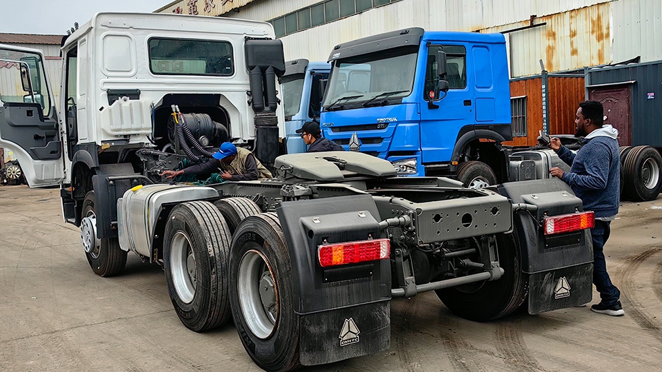 Aorun accueille des clients ouest-africains pour l'inspection du camion tracteur HOWO 6x4