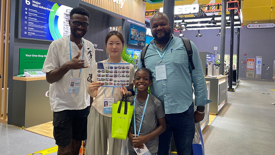 Des clients jamaïcains visitent le bureau de Guangzhou d'Aorun pour discuter des camions lourds HOWO de 430 CV.