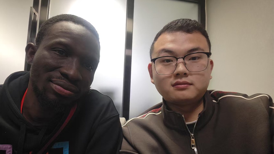 Un client du Congo-Brazzaville visite l'usine d'Aorun à Jinan Un client du Congo-Brazzaville visite l'usine d'Aorun à Jinan