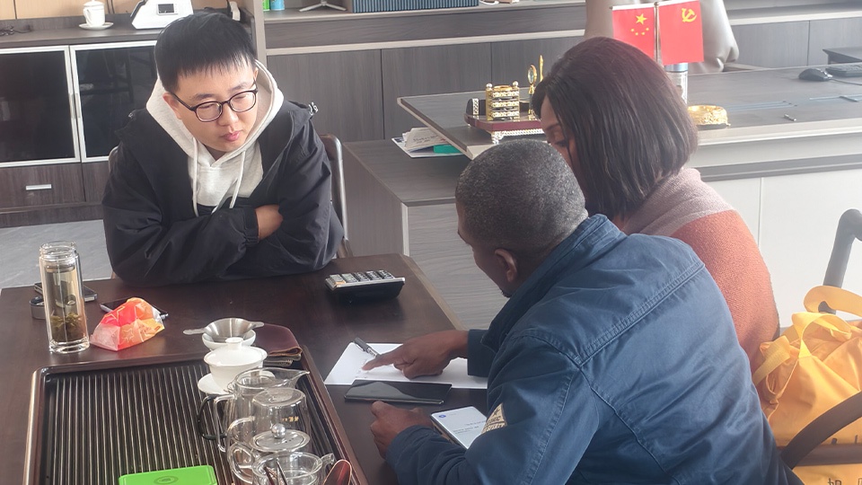 Client sénégalais visite l'usine Aorun Liangshan