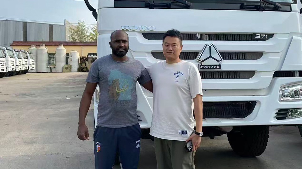 Clients du Congo-Brazzaville visitent l'usine Aorun | Commande de remorques surbaissées à 3 essieux personnalisées Clients du Congo-Brazzaville visitent l'usine Aorun | Commande de remorques surbaissées à 3 essieux personnalisées