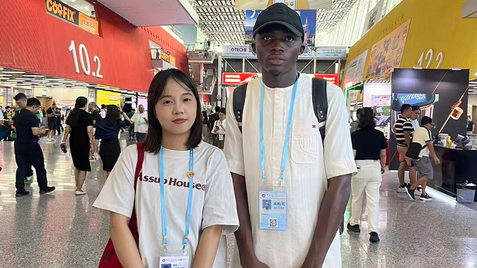 Client mozambicain visite le bureau de Aorun à Guangzhou | Commande d'un camion-citerne HOWO 6x4 20 000L (400CV) Client mozambicain visite le bureau de Aorun à Guangzhou | Commande d'un camion-citerne HOWO 6x4 20 000L (400CV)