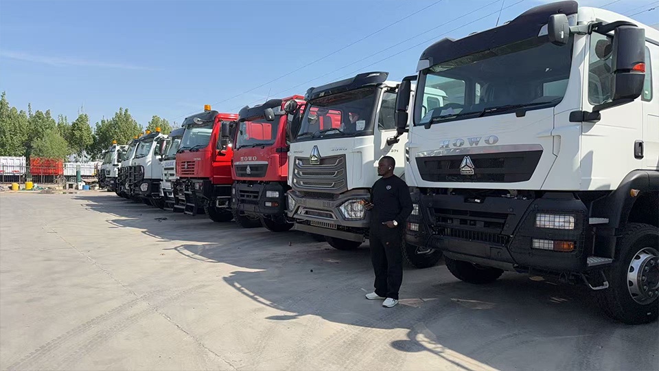 Un client guinéen visite l’usine Aorun de Jinan | Commande de camion-benne Hohan 6x4 Un client guinéen visite l’usine Aorun de Jinan | Commande de camion-benne Hohan 6x4
