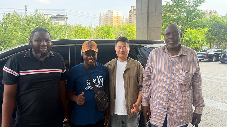 Un client nigérian visite l'usine Aorun | Commande un camion-benne HOWO 6x4 371HP