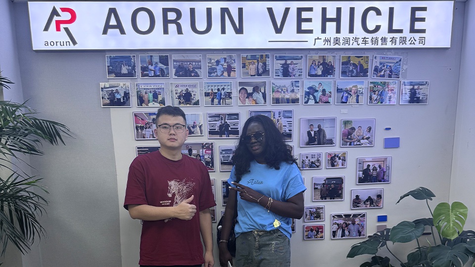 Un client sénégalais visite le bureau d'Aorun à Guangzhou | Remorque plateau col de cygne surbaissée sur mesure à 3 essieux