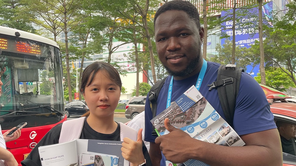 Un client nigérian acquiert un camion-grue HOWO NX 8x4 à ridelles hautes d’Aorun : une nouvelle référence pour le transport lourd en Afrique de l’Est