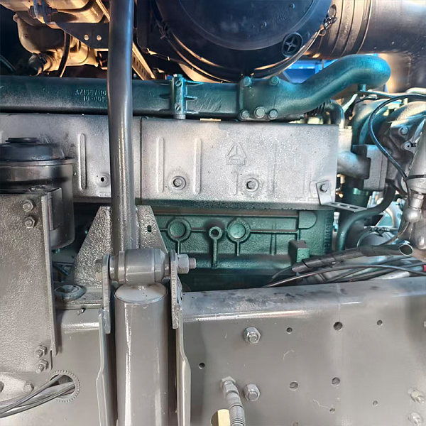 Détail 2 du camion-benne HOWO 6x4 bleu