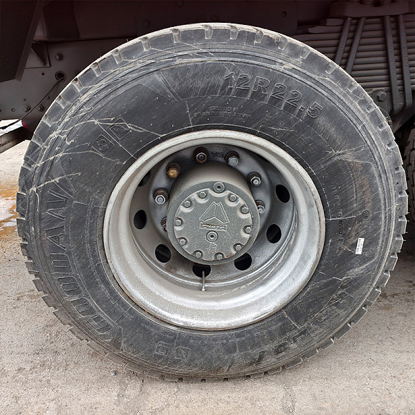 Howo 8x4 benne basculante orange détail 5