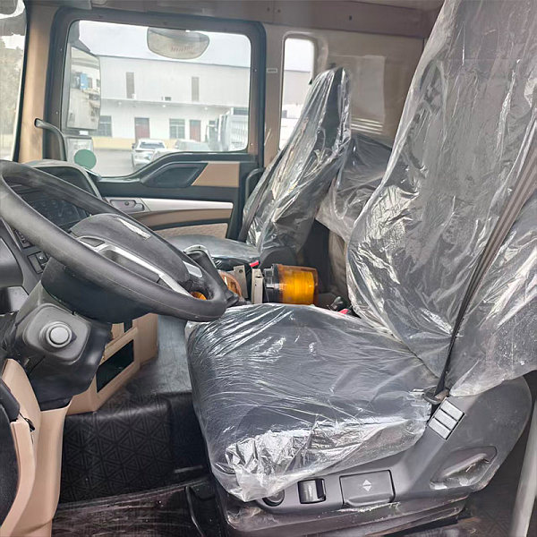 Détails 2 du tracteur lourd HOWO TX gris