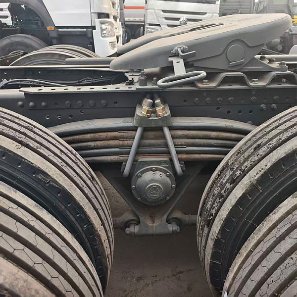 Détails 5 du tracteur Howo TX gris