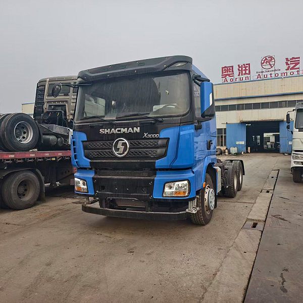 Détails du tracteur bleu Shaanxi X30001