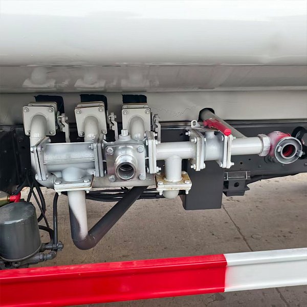 Détails blancs du camion-citerne HOWO 5