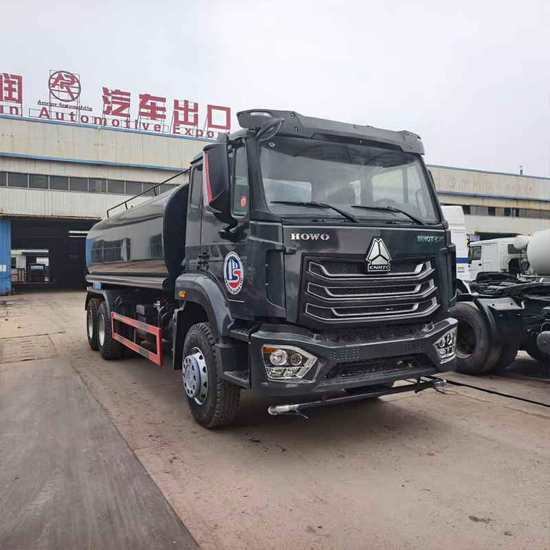 Camion d'arrosage HOWO NX 6x4
