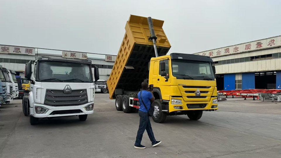 Un client guinéen effectue une visite d’usine sur site : les tracteurs HOWO NX 6x4 d’Aorun accélèrent la logistique minière en Afrique de l’Ouest