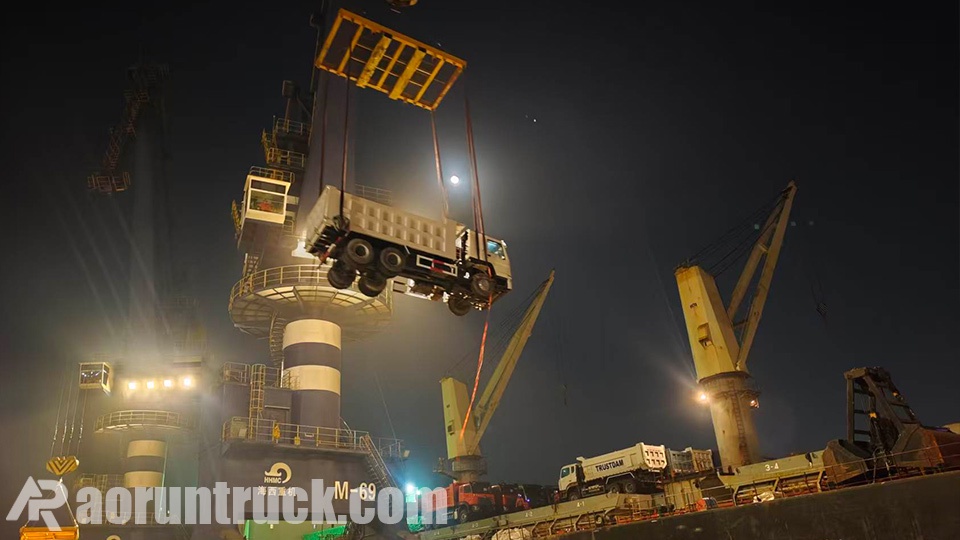 Aorun HOWO 6x4 camions-bennes lourds expédiés avec puissance vers le Ghana