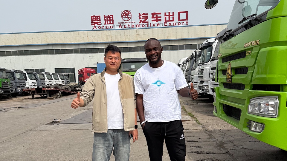 Camions-bennes HOWO TX 8x4 expédiés au Sénégal