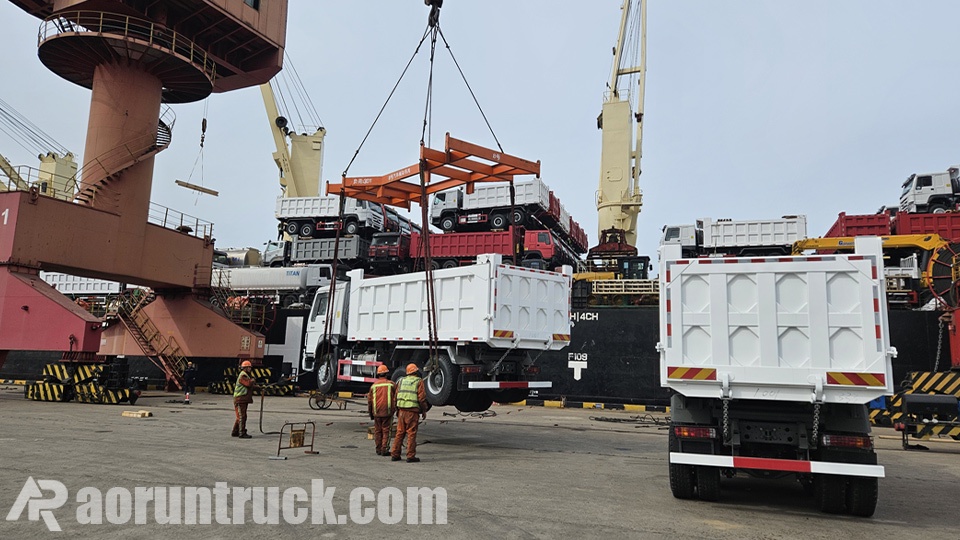 Camion-benne HOWO 6x4 expédié au port de Lomé, Togo