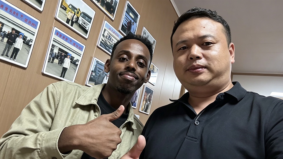 Client du Mali visite le bureau d'Aorun à Yiwu