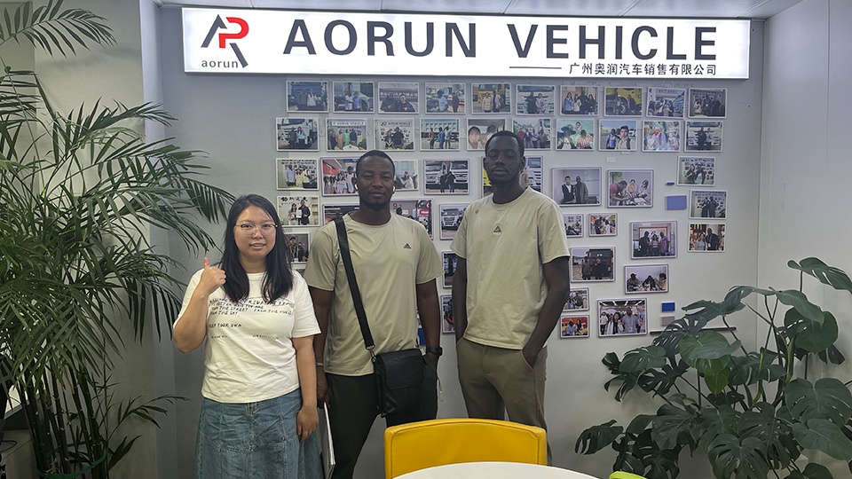 Un client de Mauritanie a visité le bureau de Guangzhou d’Aorun et s’est connecté via une liaison vidéo à la base de Liangshan pour sélectionner 