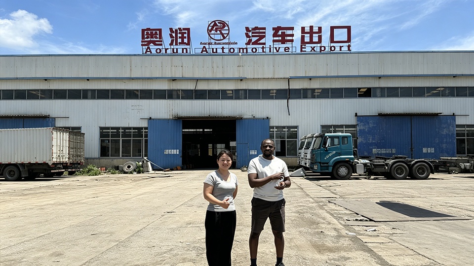 Achat d'un camion-citerne à carburant Howo de 20,000 litres par un client du Sénégal