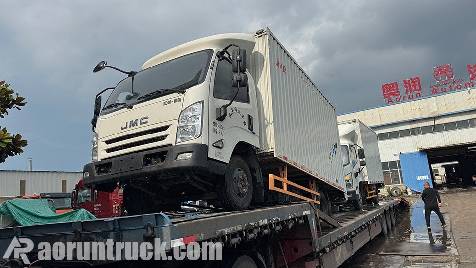 Expédition par lot de camions-cargos JAC 4x2 à caisse fermée vers le Tchad 1