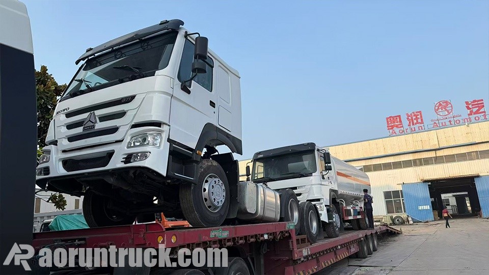 1 unité de tracteur routier Sinotruk HOWO et 1 unité de camion-citerne de carburant 1