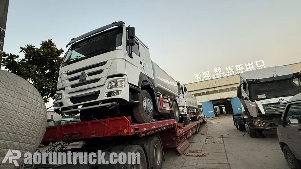 Camions-citernes à eau SINOTRUK HOWO de 20,000L expédiés en Angola Camion-citerne à eau de 20,000 litres
