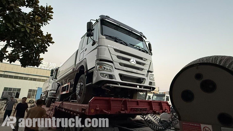 Camions-citernes à eau SINOTRUK HOWO de 20,000L expédiés en Angola Fabricant de camions-citernes à eau de 20,000 litres
