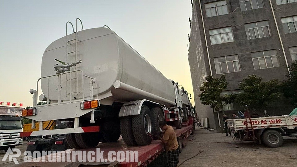 Camions-citernes à eau SINOTRUK HOWO de 20,000L expédiés en Angola Camion d'arrosage de 20000L vendu directement par le fabricant